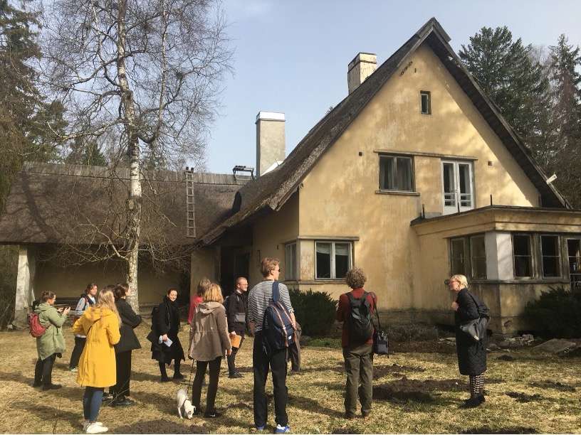 Students of the Estonian Academy of Arts visit Erika Nõva´s home. Tallinn, 2024 Photo credits: Merilin Tee